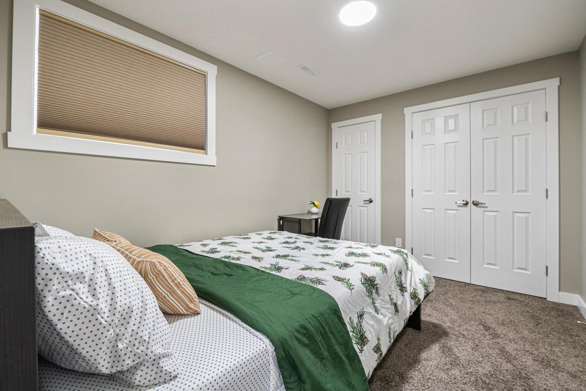 Modern 2 Bedroom Basement Suite With Laundry Calgary Exterior photo